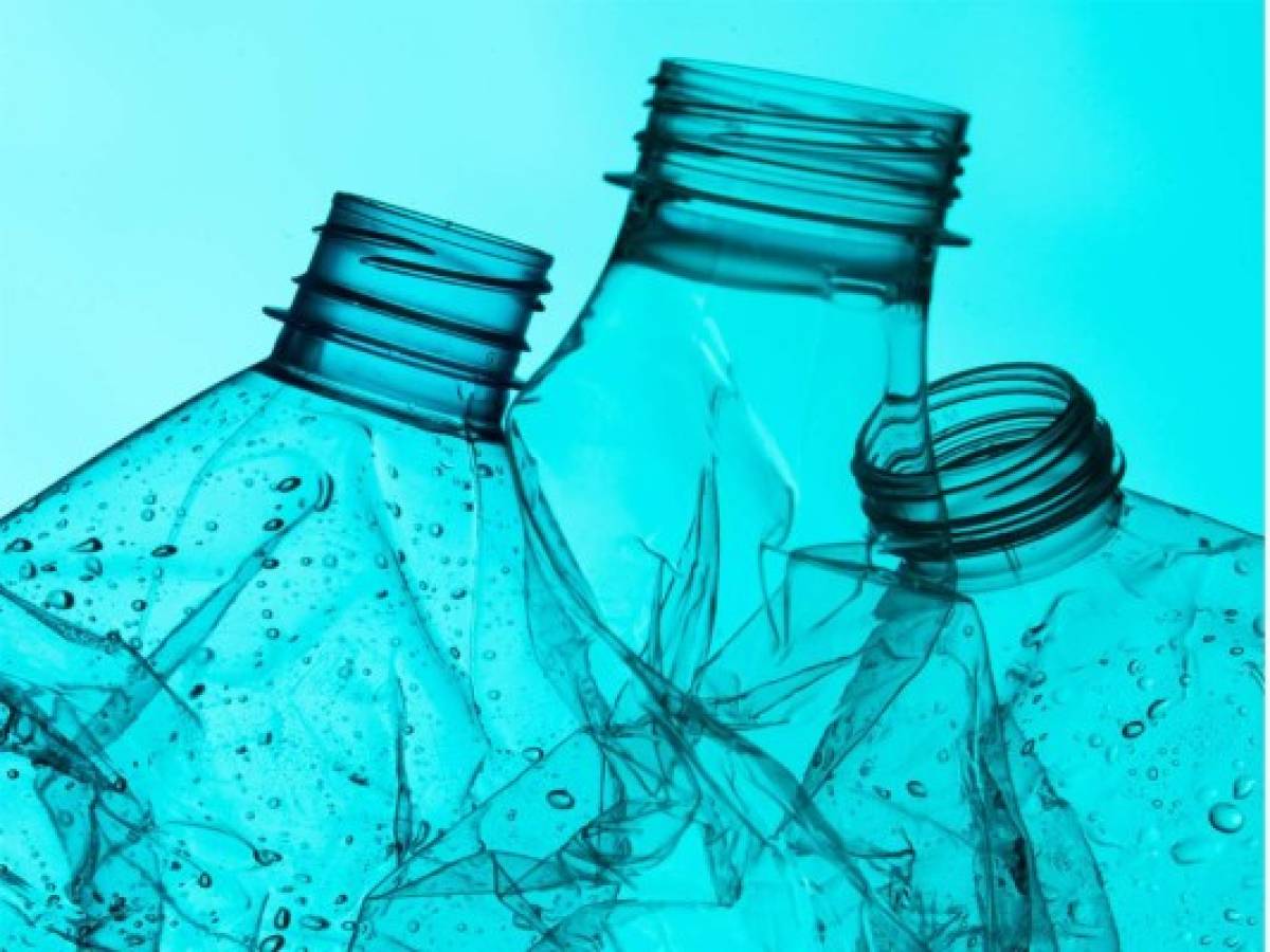 Aeropuerto de San Francisco prohibirá botellas de plástico