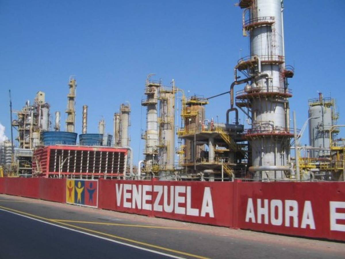 Caída del crudo hunde a Venezuela