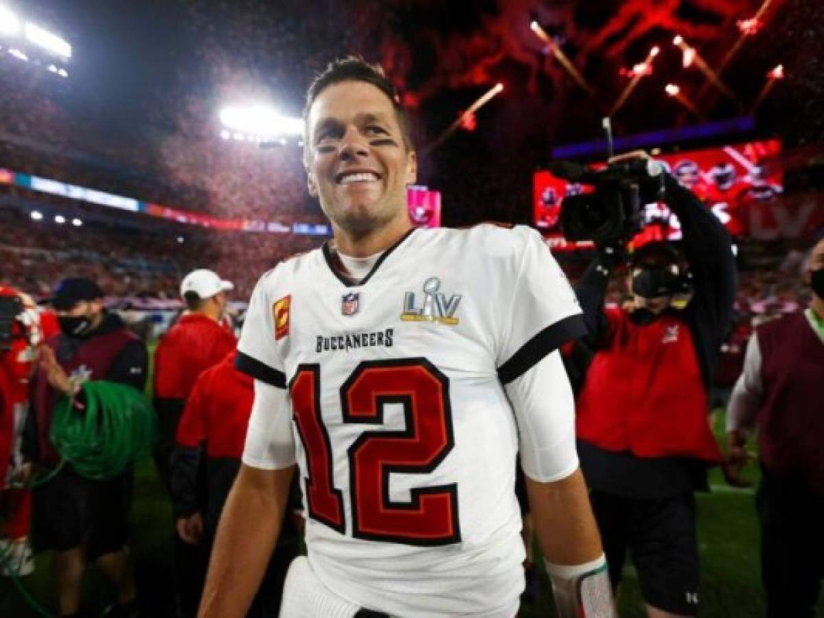 El mejor quaterback de todos los tiempos extendió su récord de conquistas del Super Bowl. Ahora son siete coronas en 10 intentos, el primero ajeno a la tutela del entrenador de los Patriots Bill Belichick. Foto: AP El mejor quaterback de todos los tiempos extendió su récord de conquistas del Super Bowl. Ahora son siete coronas en 10 intentos, el primero ajeno a la tutela del entrenador de los Patriots Bill Belichick. Foto: AP