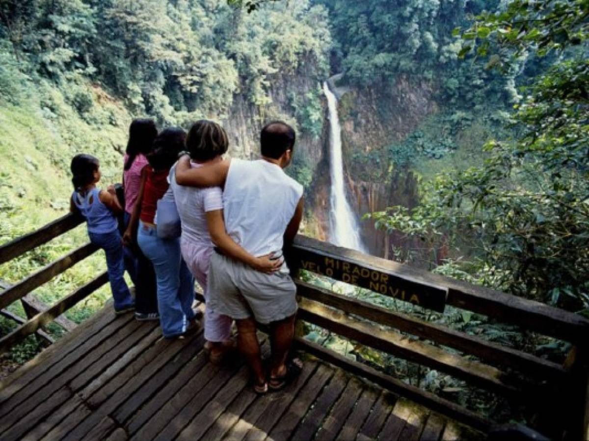 Costa Rica recibió 2,6 millones de turistas en 2015 y bate récord de visitas 