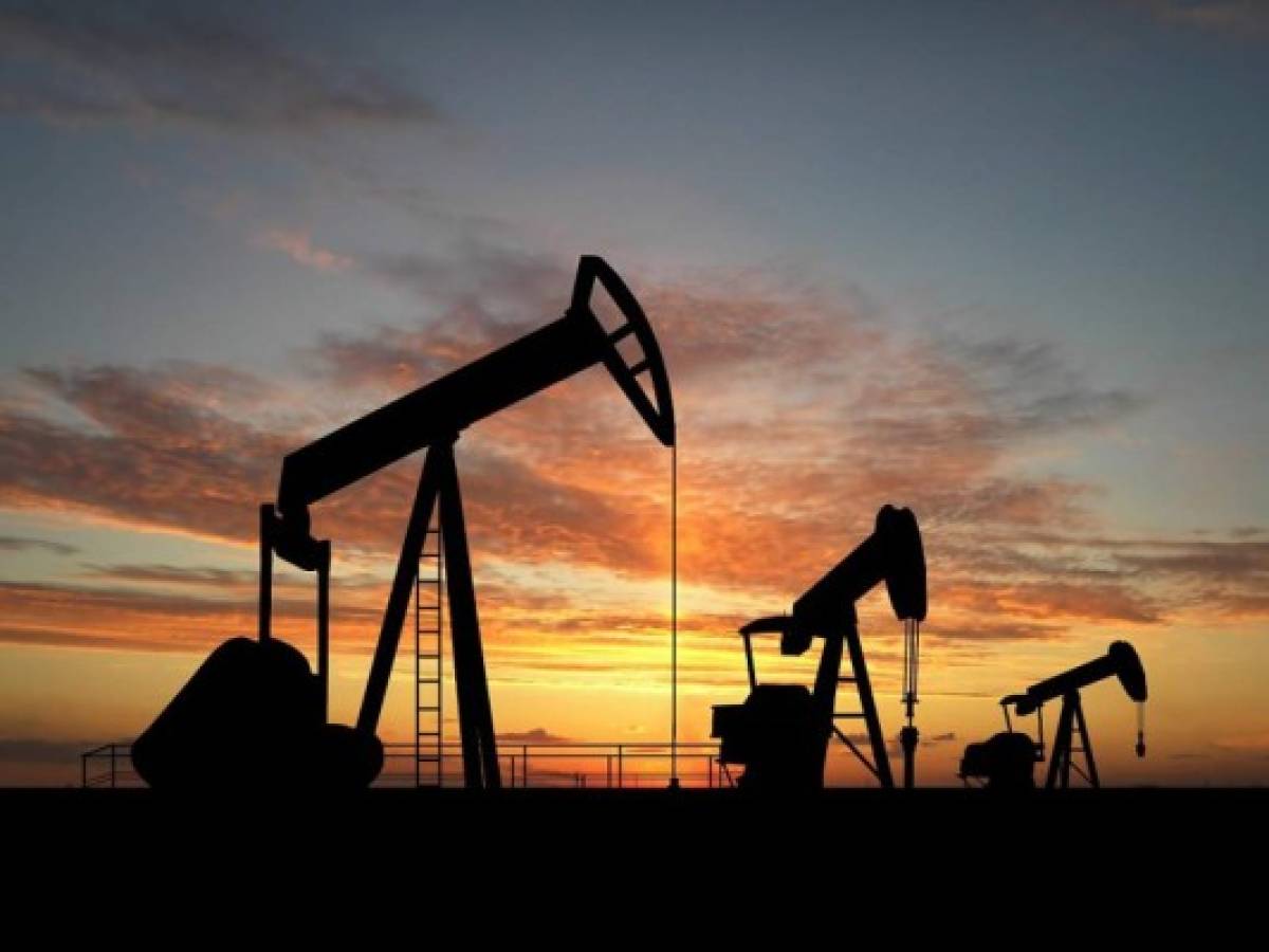 Petróleo cierra en fuerte baja, apenas supera US$45 en NY