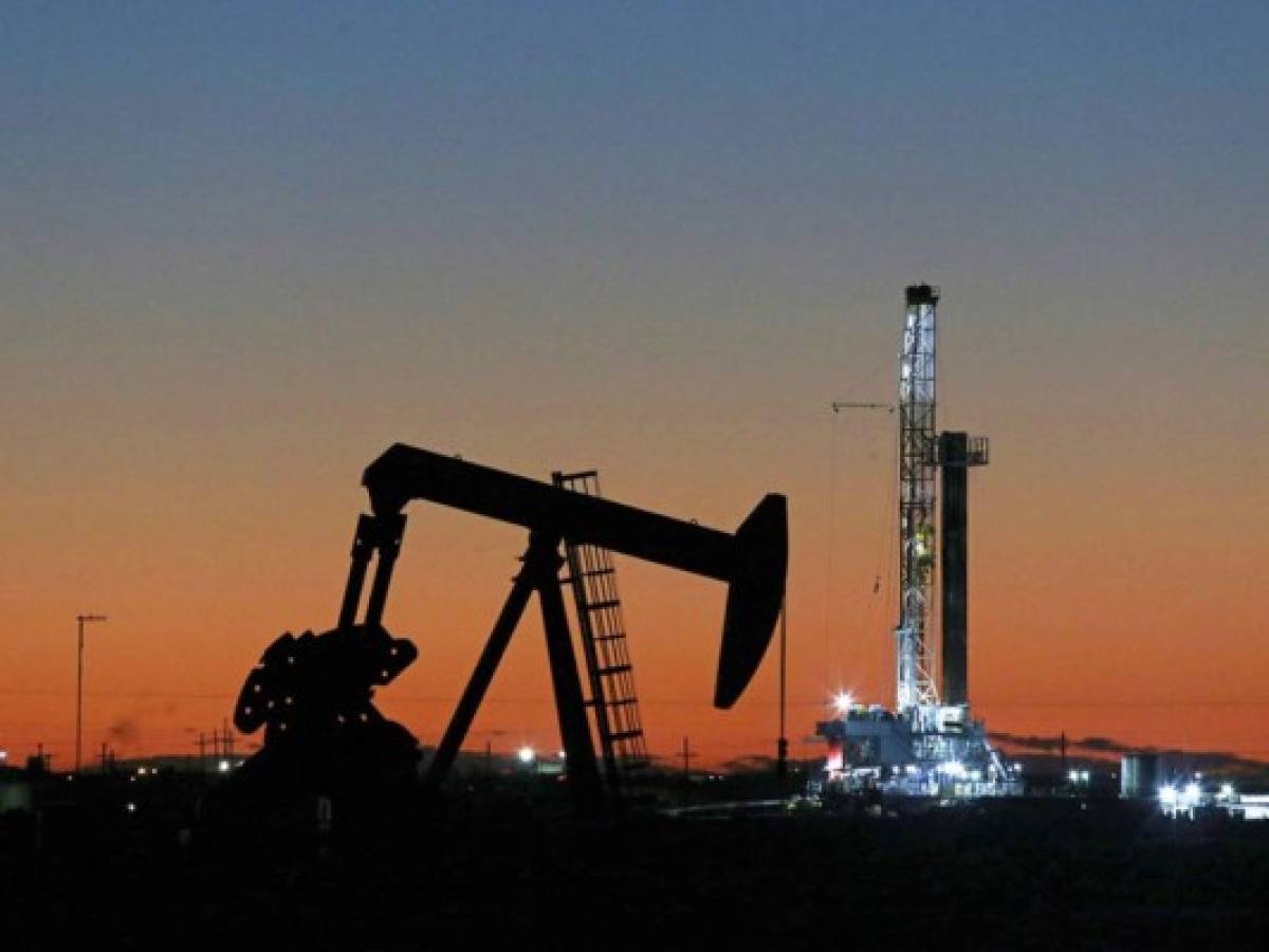 Arabia Saudita pide respetar reducción de la producción de petróleo