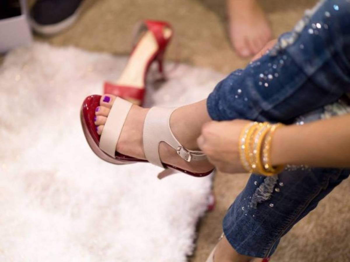 Diseñador guatemalteco crea zapatos de Miss Universo