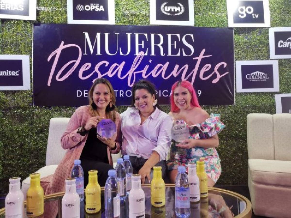 Al final el evento, cada una de las Desafiantes que nos acompañaron recibieron un reconocimiento por su participación y contribución a empoderar a otras mujeres. De izquierda a derecha: Lula Mena, Johana Hernández y Violeta Martínez, las tres diseñadoras, de origen salvadoreño. Al final el evento, cada una de las Desafiantes que nos acompañaron recibieron un reconocimiento por su participación y contribución a empoderar a otras mujeres. De izquierda a derecha: Lula Mena, Johana Hernández y Violeta Martínez, las tres diseñadoras, de origen salvadoreño.