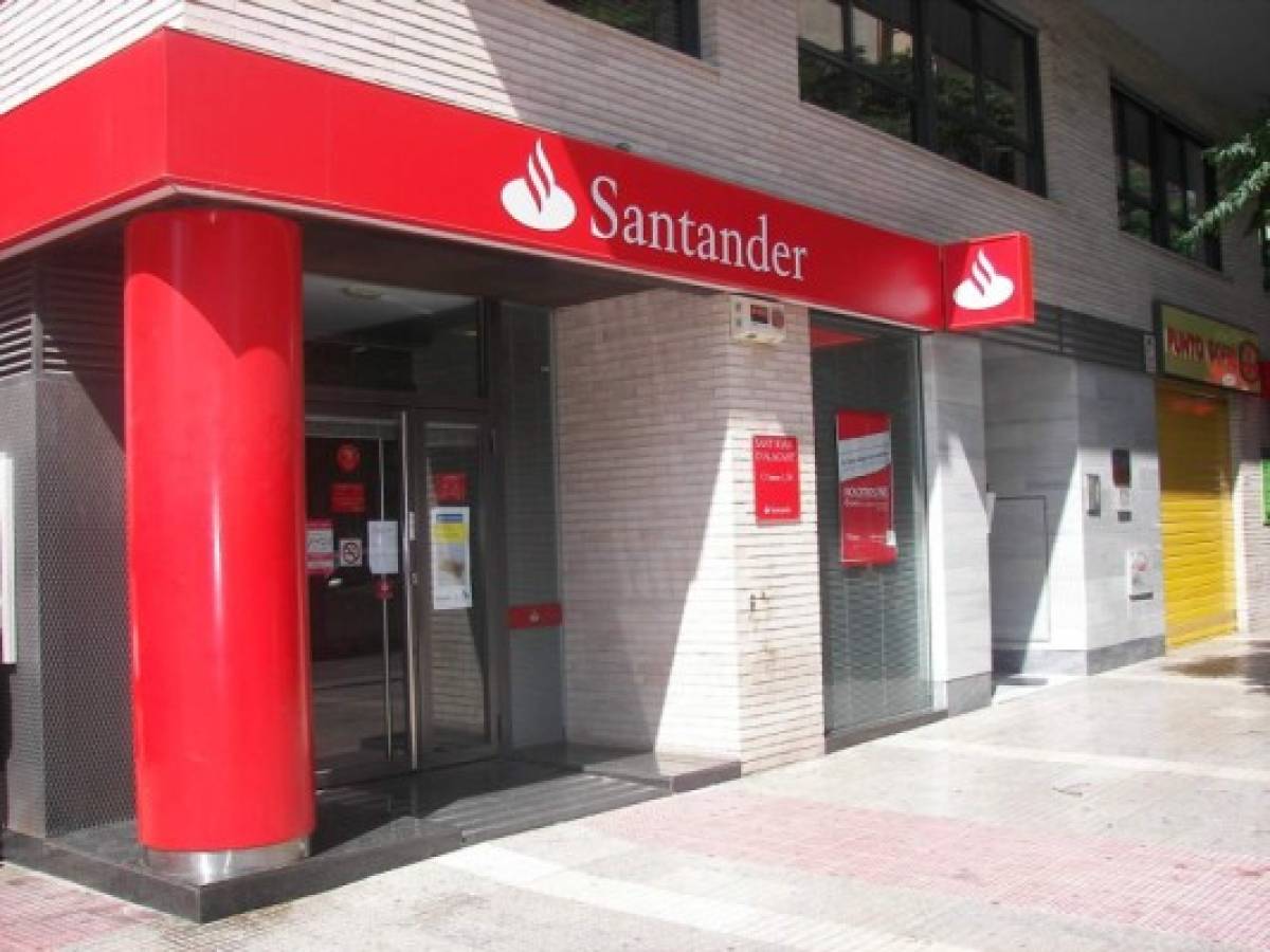 Banco Santander cerrará 425 oficinas en España, el 10% del total