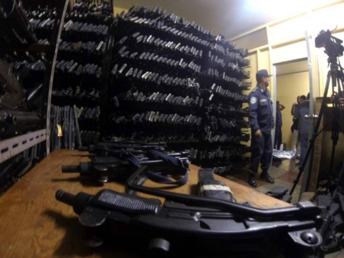 Honduras destruye casi 8.000 armas decomisadas a criminales