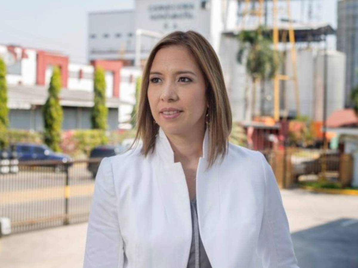 Paola Bondy, la primera mujer y la persona más joven en ocupar la presidencia de Cervecería Hondureña. Recientemente, fue nombrada Presidente BU (Business Unit) para Honduras y El Salvador de AB InBev. Paola Bondy, la primera mujer y la persona más joven en ocupar la presidencia de Cervecería Hondureña. Recientemente, fue nombrada Presidente BU (Business Unit) para Honduras y El Salvador de AB InBev.