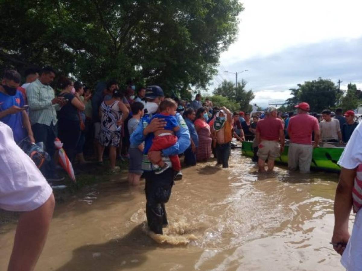 Eta ha reducido la intensidad de sus lluvias en las últimas horas, pero continúa afectando a Honduras con inundaciones y daños materiales, luego de entrar el miércoles al país como tormenta tropical, desde Nicaragua. Eta ha reducido la intensidad de sus lluvias en las últimas horas, pero continúa afectando a Honduras con inundaciones y daños materiales, luego de entrar el miércoles al país como tormenta tropical, desde Nicaragua.