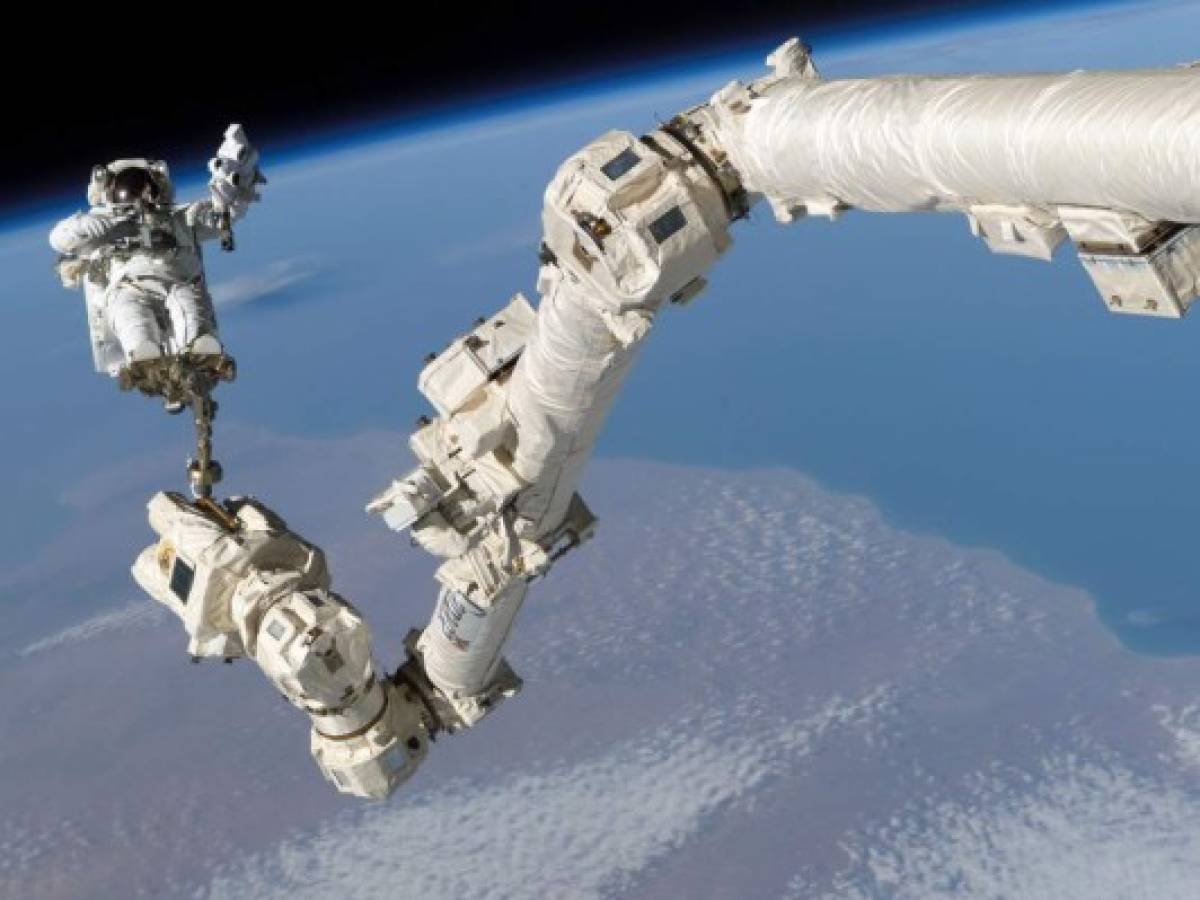 Astronautas inician una caminata espacial para reparar el brazo robótico de la ISS
