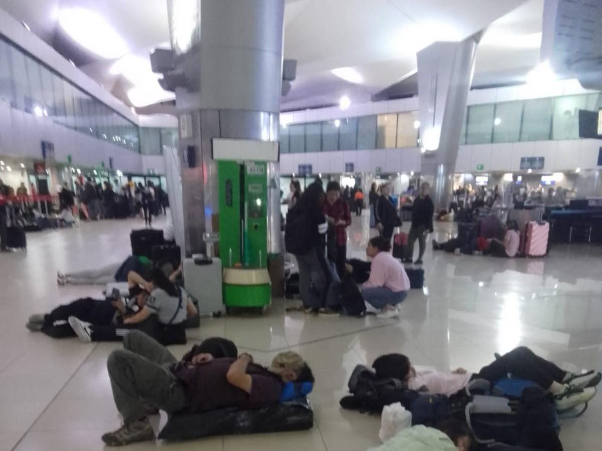 Viajeros duermen en el suelo del Aeropuerto La Aurora, que tampoco tiene combustible para aviones