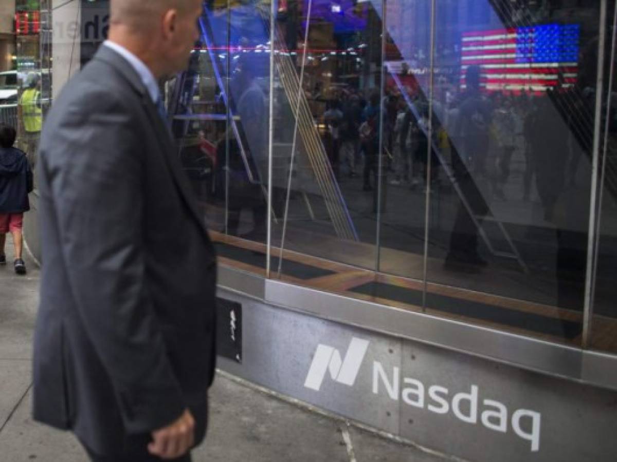 El Nasdaq supera por primera vez la barrera de los 8.000 puntos en Wall Street