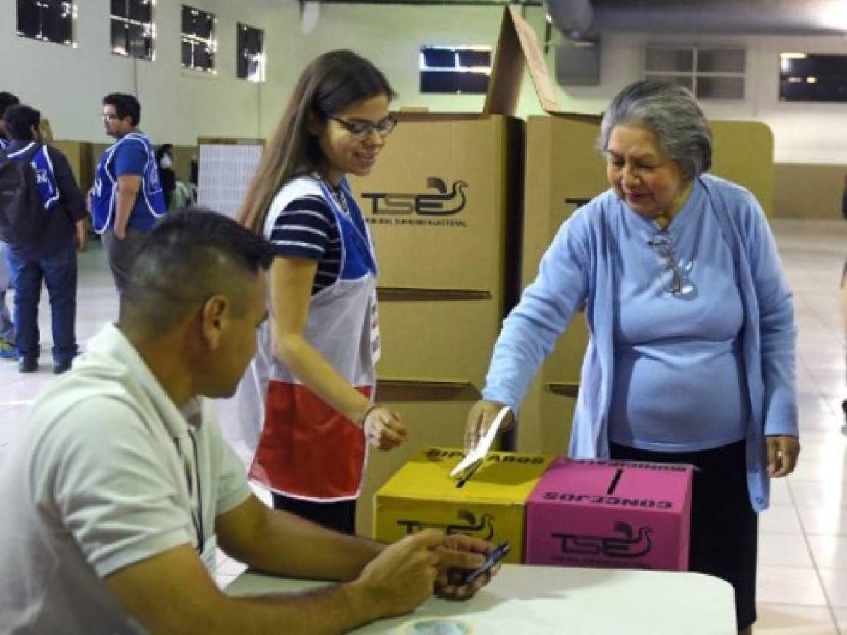 El Salvador cierra elección legislativa clave para el gobierno