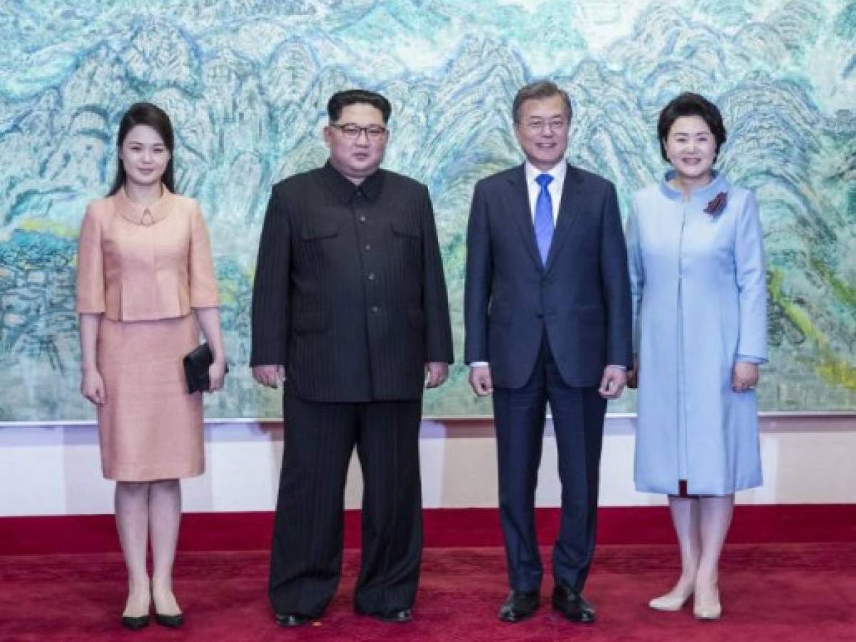 North Korea's leader Kim Jong Un (2nd L) and his wife Ri Sol Ju (L) pose for a photo with South Korea's President Moon Jae-in (2nd R) and his wife Kim Jung-sook (R) at the end of their historic summit at the truce village of Panmunjom on April 27, 2018.The leaders of the two Koreas held a landmark summit on April 27 after a highly symbolic handshake over the Military Demarcation Line that divides their countries, with the North's Kim Jong Un declaring they were at the 'threshold of a new history'. / AFP PHOTO / Korea Summit Press Pool / Korea Summit Press Pool
