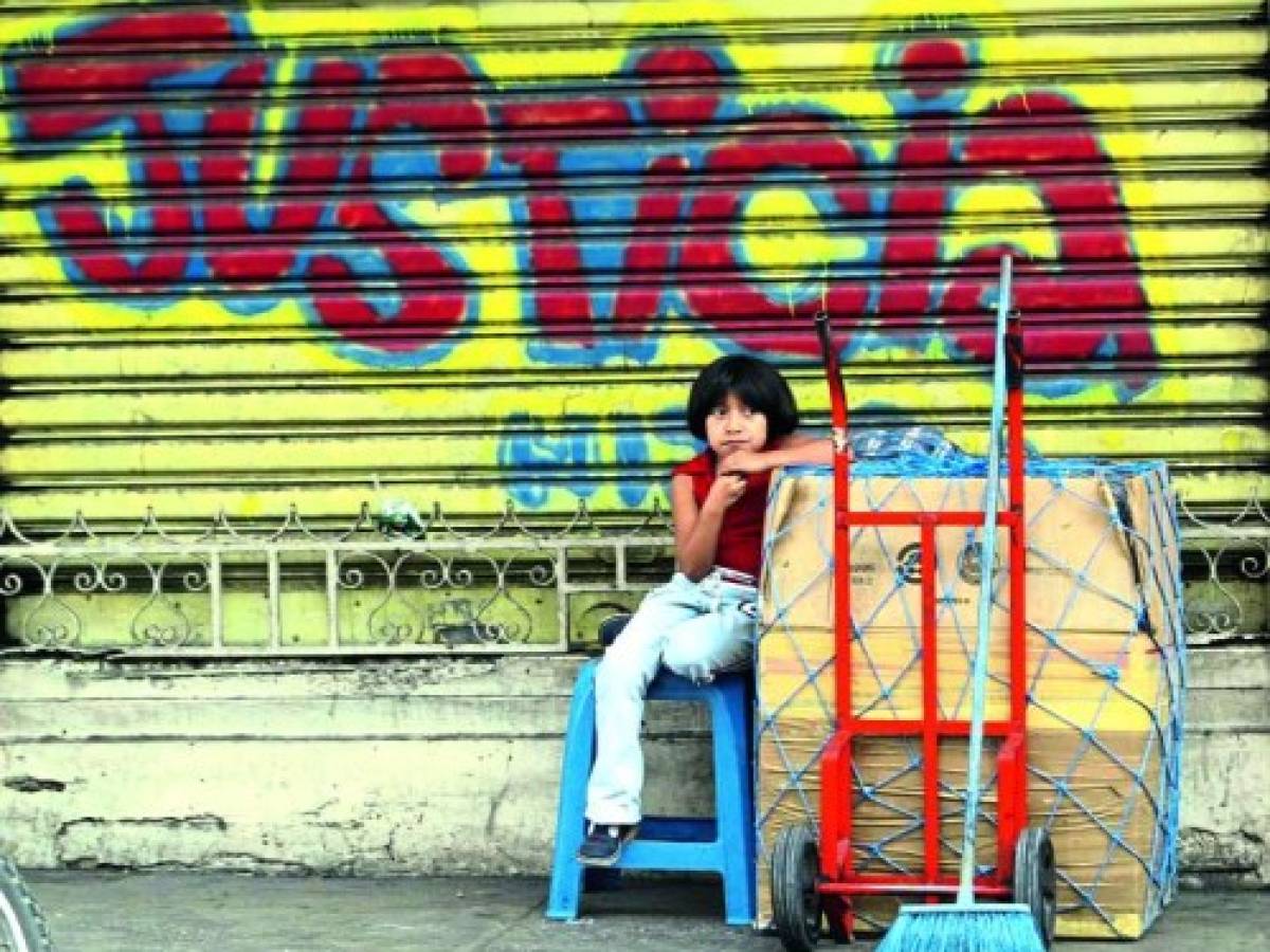 Una niña trabajadora de la economia informal observa el 15 de septiembre de 2004 los desfiles en Ciudad de Guatemala. Cinco paises de Centroamericana conmemoran este miercoles los 183 años de su independencia de España, enfrentados a grandes desafios, como la lucha contra la pobreza, el desempleo, la inseguridad ciudadana y los elevados indices de corrupcion estatal. AFP PHOTO/Orlando SIERRA. Una niña trabajadora de la economia informal observa el 15 de septiembre de 2004 los desfiles en Ciudad de Guatemala. Cinco paises de Centroamericana conmemoran este miercoles los 183 años de su independencia de España, enfrentados a grandes desafios, como la lucha contra la pobreza, el desempleo, la inseguridad ciudadana y los elevados indices de corrupcion estatal. AFP PHOTO/Orlando SIERRA.