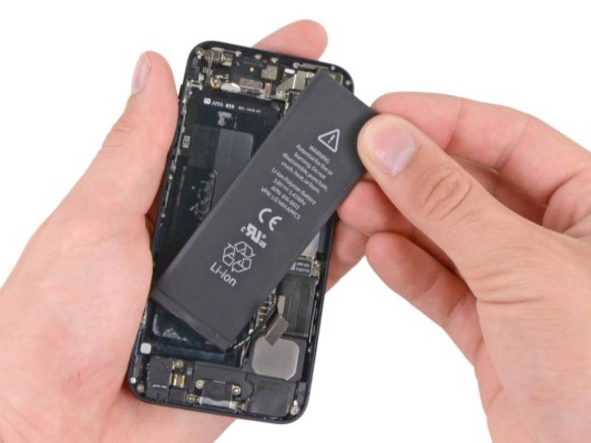 Apple considera reembolso a clientes por escándalo de baterías