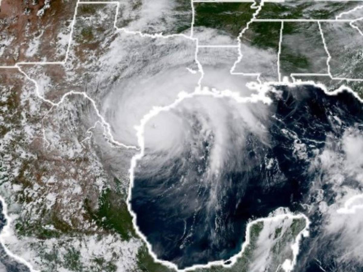 El huracán 'Harvey' provoca alza en combustibles en EE.UU.