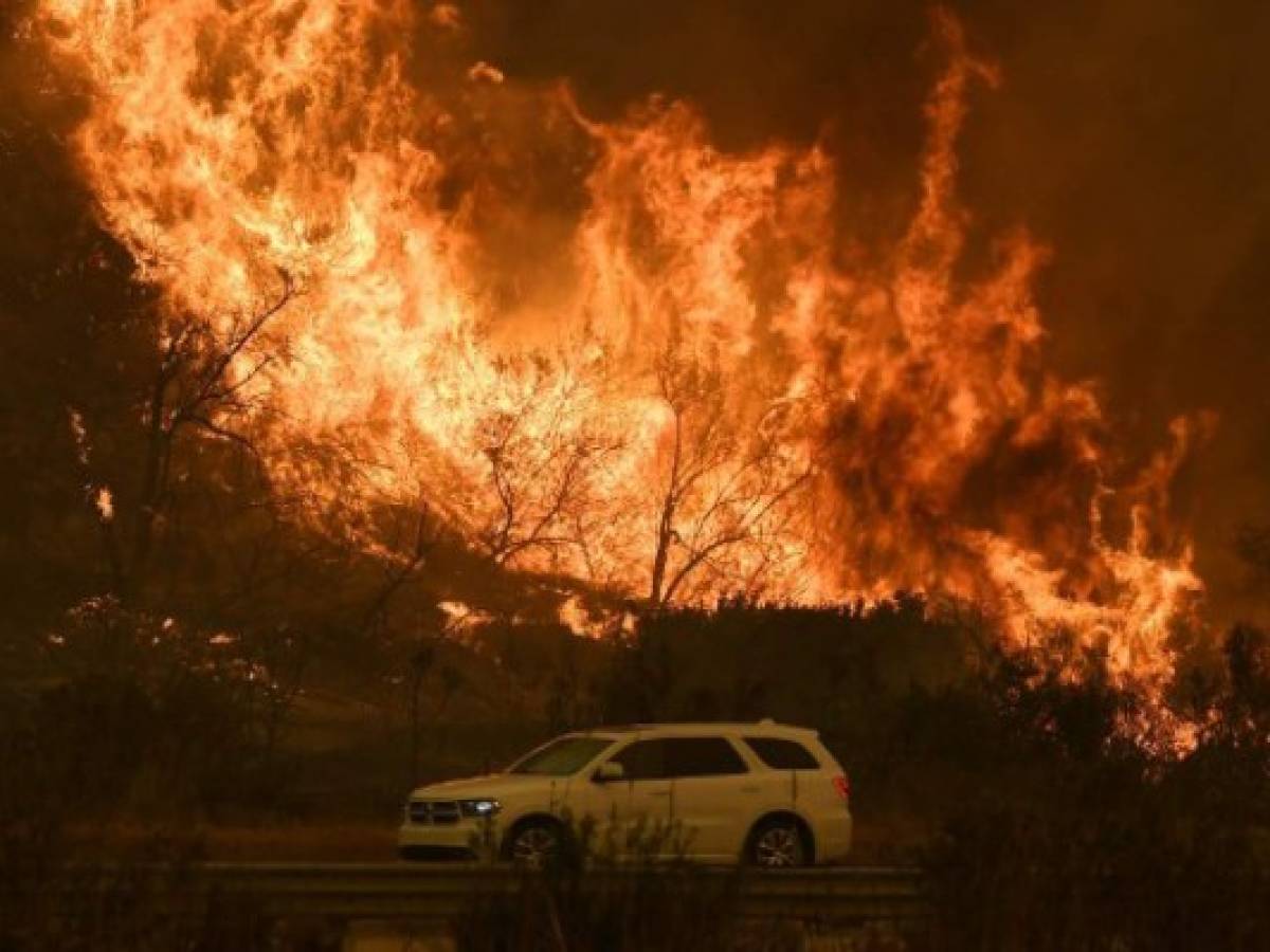 Incendios en California alcanzan a millonarias casas en Bel-Air
