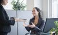 <i>Ser amable y colaborador en el trabajo es positivo, pero intentar agradar a todo el mundo puede convertirse en un obstáculo profesional. Foto de iStock</i> <i>Ser amable y colaborador en el trabajo es positivo, pero intentar agradar a todo el mundo puede convertirse en un obstáculo profesional. Foto de iStock</i>