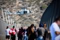 <i>Un helicóptero militar de los Estados Unidos sobrevuela un puente peatonal después de que se ordenara el cierre de la frontera entre Estados Unidos y México el 25 de noviembre de 2018 en el punto fronterizo de San Ysidro al sur de San Diego, California. (Foto de Sandy Huffaker / AFP)</i>