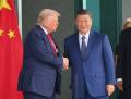 El presidente de EE.UU. Donald Trump (i) y el presidente de China Xi Jinping se dan la mano tras su reunión en el salón de recepción Naraemaru dentro de una base de la Fuerza Aérea en Busan, Corea del Sur. EFE/EPA/YONHAP SOUTH KOREA OUT El presidente de EE.UU. Donald Trump (i) y el presidente de China Xi Jinping se dan la mano tras su reunión en el salón de recepción Naraemaru dentro de una base de la Fuerza Aérea en Busan, Corea del Sur. EFE/EPA/YONHAP SOUTH KOREA OUT