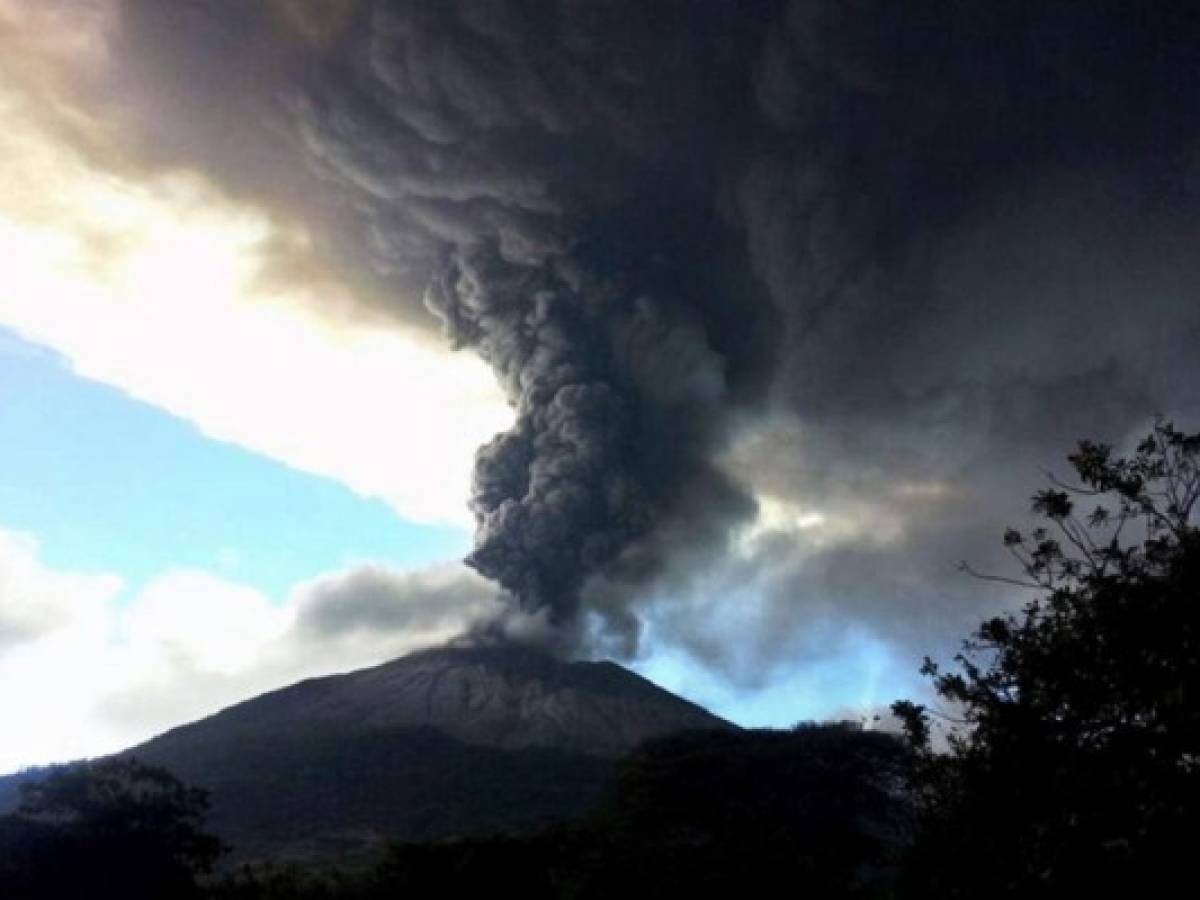 Volcán Chaparrastique lanza ceniza y gases en El Salvador