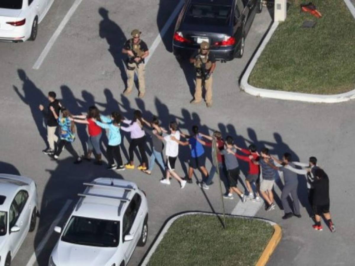 PARKLAND, FLORIDA: Estudiantes salen de la escuela Marjory Stoneman Douglas High School tras el tiroteo el 14 de febrero. Joe Raedle/Getty Images/AFP PARKLAND, FLORIDA: Estudiantes salen de la escuela Marjory Stoneman Douglas High School tras el tiroteo el 14 de febrero. Joe Raedle/Getty Images/AFP