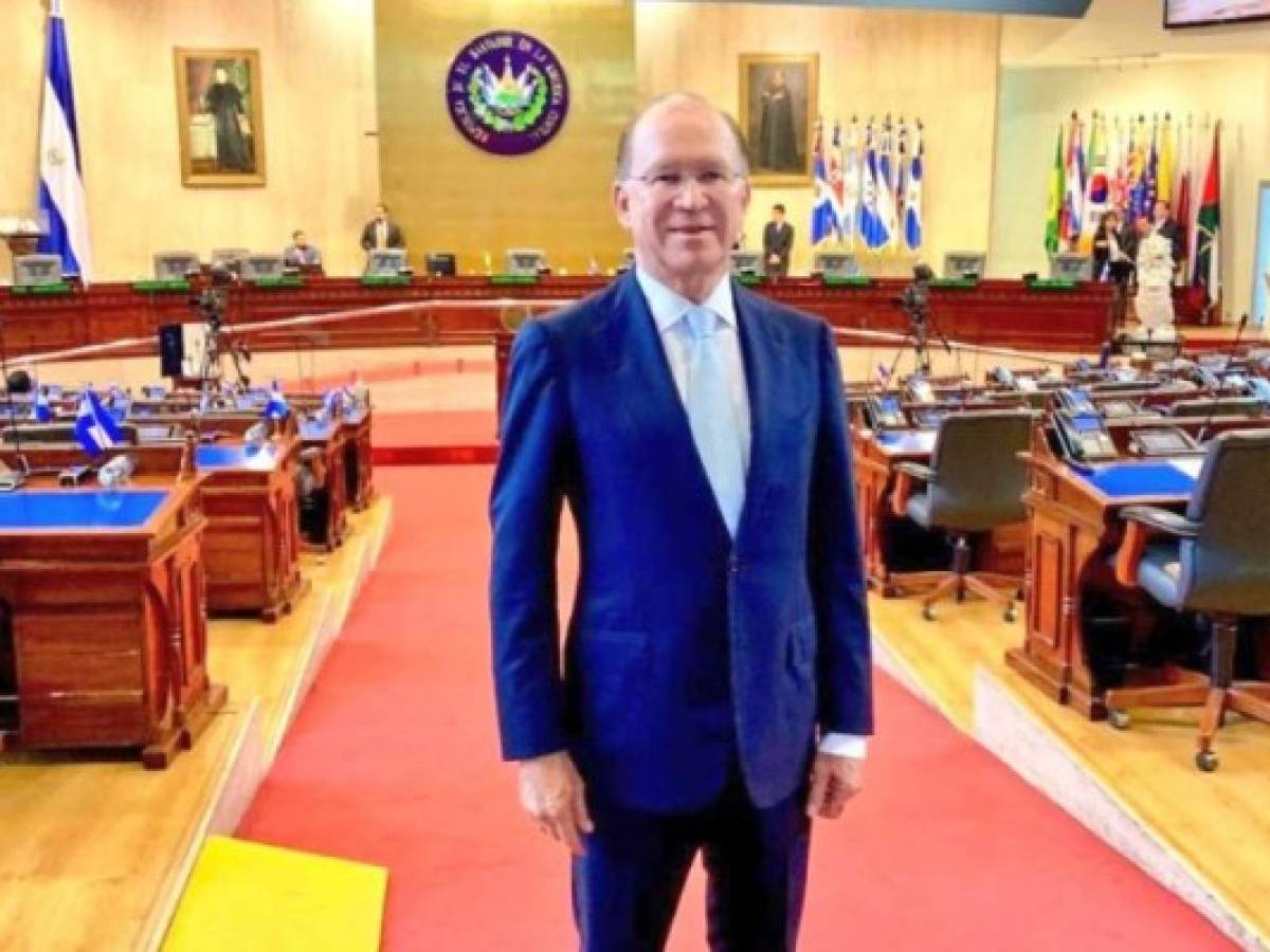 Ricardo Poma, empresario quien pertenece a la tercera generación de la familia, fue reconocido por el parlamento salvadoreño por su labor social y contribución a El Salvador. Ricardo Poma, empresario quien pertenece a la tercera generación de la familia, fue reconocido por el parlamento salvadoreño por su labor social y contribución a El Salvador.