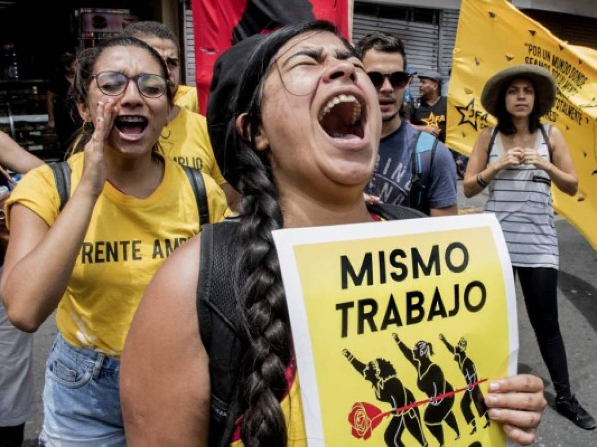 Demonstrators shout slogans during a march of workers, university students and political activists to commemorate May Day, in San Jose on May 1, 2019. (Photo by Ezequiel BECERRA / AFP) Demonstrators shout slogans during a march of workers, university students and political activists to commemorate May Day, in San Jose on May 1, 2019. (Photo by Ezequiel BECERRA / AFP)