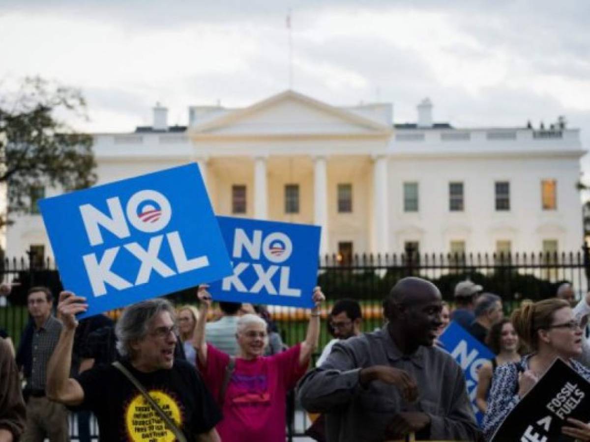 (FILES) This file photo taken on November 6, 2015 shows demonstrators in front of the White House celebrating US President Barack Obama's blocking of the Keystone XL oil pipeline. US President Donald Trump's administration said on March 24, 2017, it has given final approval for TransCanada to build the Keystone XL oil pipeline, a project his predecessor Barack Obama had blocked over environmental concerns. / AFP PHOTO / Andrew Caballero-Reynolds