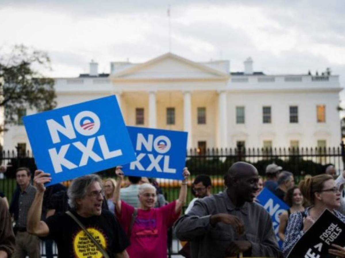 (FILES) This file photo taken on November 6, 2015 shows demonstrators in front of the White House celebrating US President Barack Obama's blocking of the Keystone XL oil pipeline. US President Donald Trump's administration said on March 24, 2017, it has given final approval for TransCanada to build the Keystone XL oil pipeline, a project his predecessor Barack Obama had blocked over environmental concerns. / AFP PHOTO / Andrew Caballero-Reynolds (FILES) This file photo taken on November 6, 2015 shows demonstrators in front of the White House celebrating US President Barack Obama's blocking of the Keystone XL oil pipeline. US President Donald Trump's administration said on March 24, 2017, it has given final approval for TransCanada to build the Keystone XL oil pipeline, a project his predecessor Barack Obama had blocked over environmental concerns. / AFP PHOTO / Andrew Caballero-Reynolds