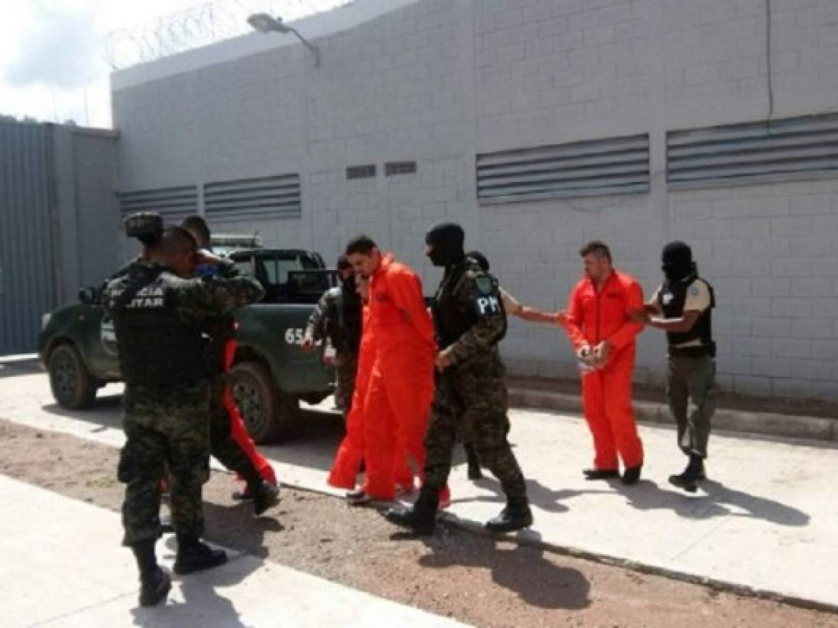 Pandilleros protestan por su aislamiento en una cárcel de Honduras