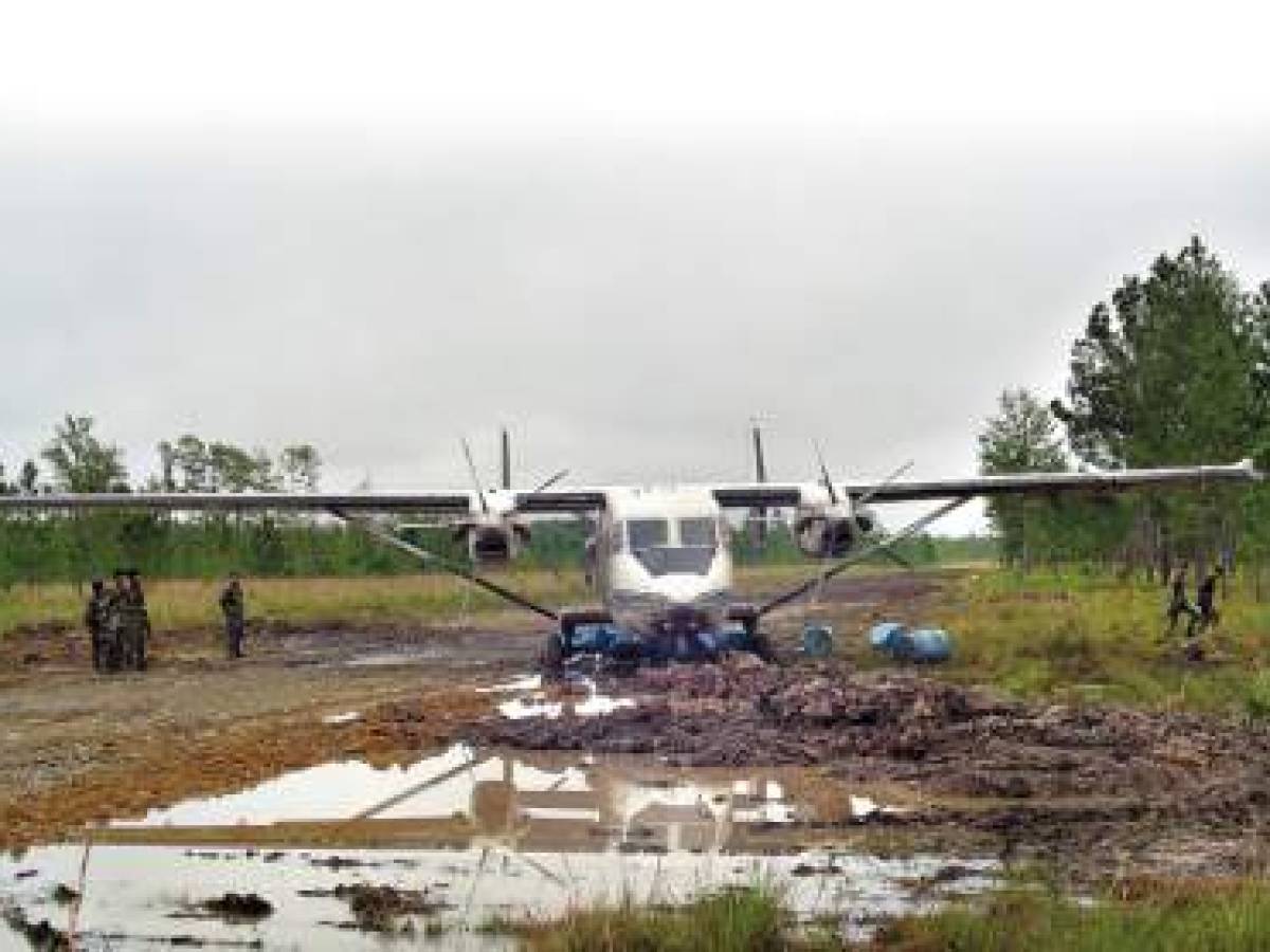 Un medio de comunicación en Honduras muestra imágenes de los momentos en que una avioneta llega al territorio a descargar droga. (Foto de El Heraldo)