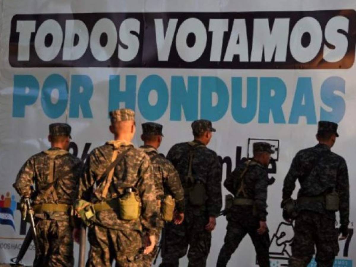 Soldados hondureños custodian el Tribunal Supremo Electoral en Tegucigalpa donde se guarda el material para las Elecciones Generales del 26 de noviembre de 2017. AFP PHOTO / ORLANDO SIERRA Soldados hondureños custodian el Tribunal Supremo Electoral en Tegucigalpa donde se guarda el material para las Elecciones Generales del 26 de noviembre de 2017. AFP PHOTO / ORLANDO SIERRA