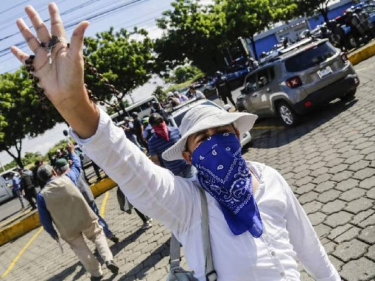 Un manifestante muestra su rosario en una protesta contra el presidente de Nicaragua, Daniel Ortega, en Managua, Nicaragua. (Photo by INTI OCON / AFP) Un manifestante muestra su rosario en una protesta contra el presidente de Nicaragua, Daniel Ortega, en Managua, Nicaragua. (Photo by INTI OCON / AFP)