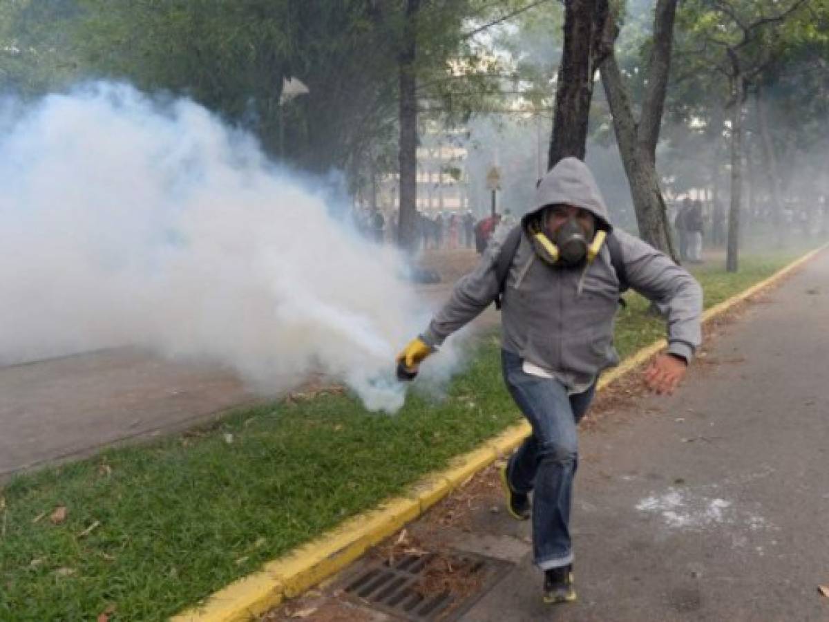 Venezuela: Estudiantes chocan con policías en nueva jornada protestas