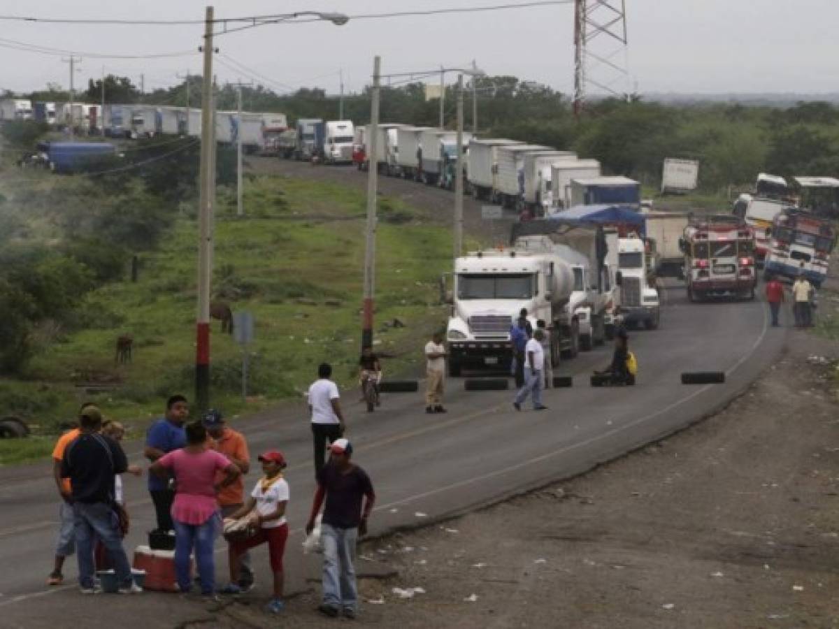Camioneros centroamericanos varados en Nicaragua esperan fin de protestas