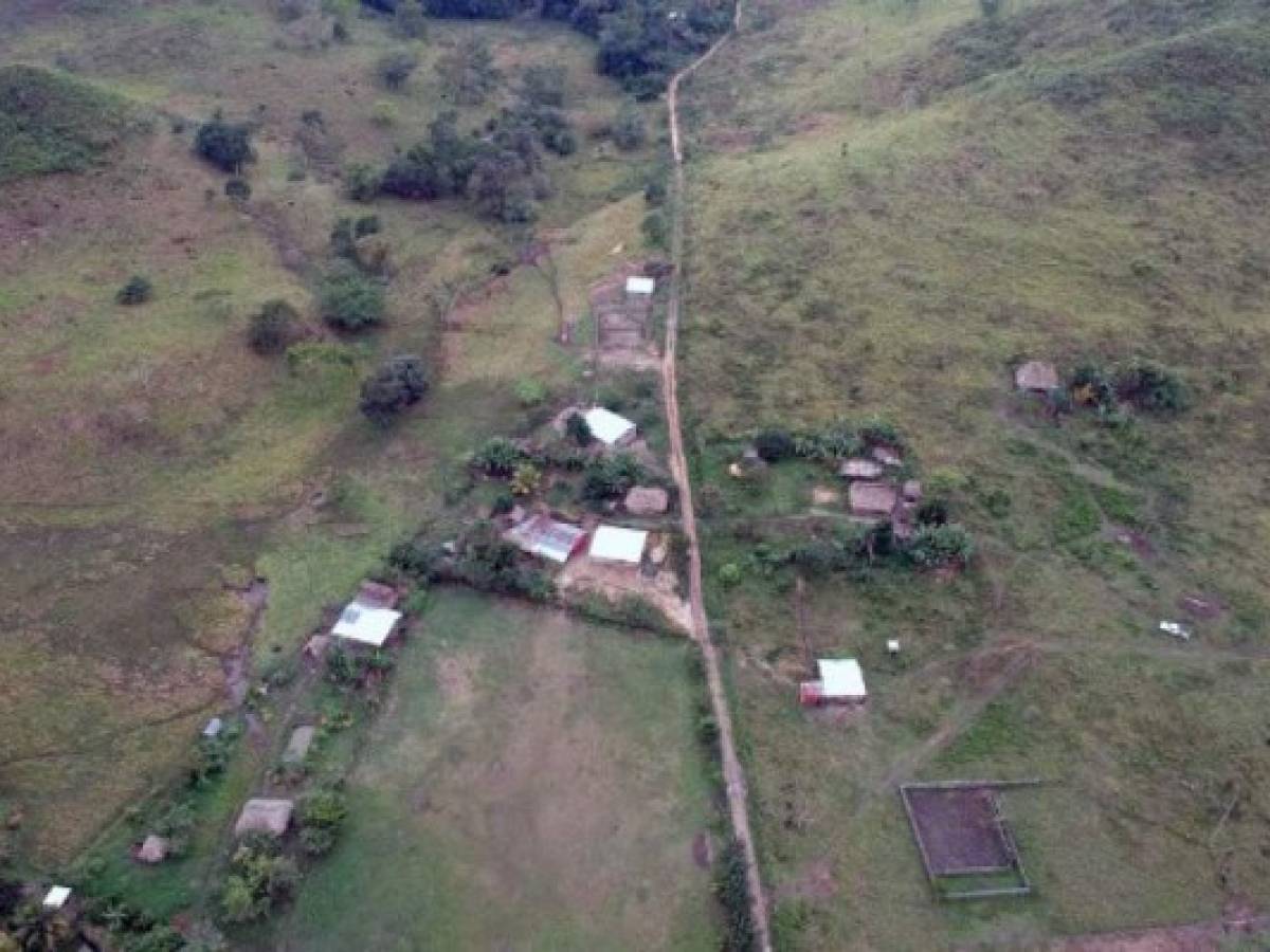 Vista aérea con dron de la comunidad San Jose Las Flores, parte del municipio Melchor de Mencos, en Petén. AFP PHOTO / CARLOS ALONZO / TO GO WITH AFP STORY by Edgar CALDERON