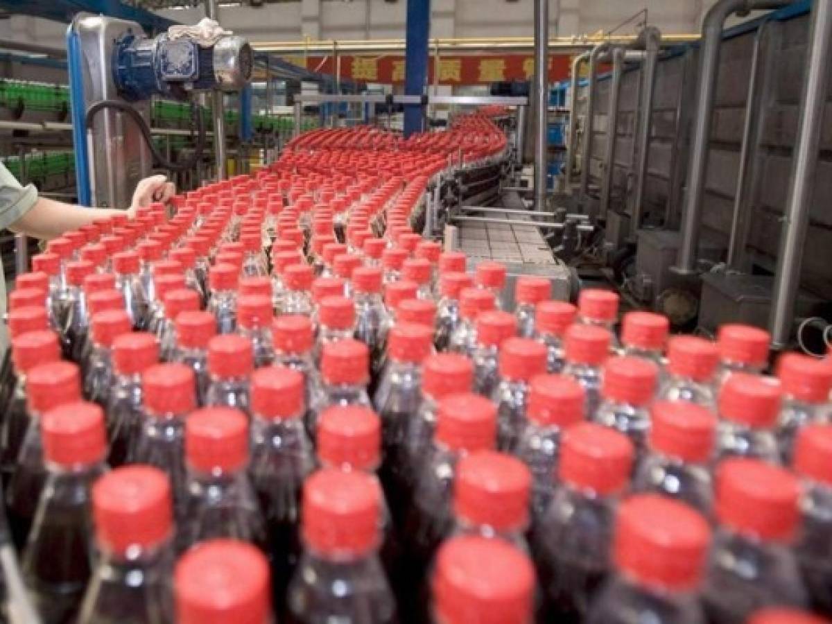 Coca-Cola suspenderá la producción en Venezuela por falta de azúcar