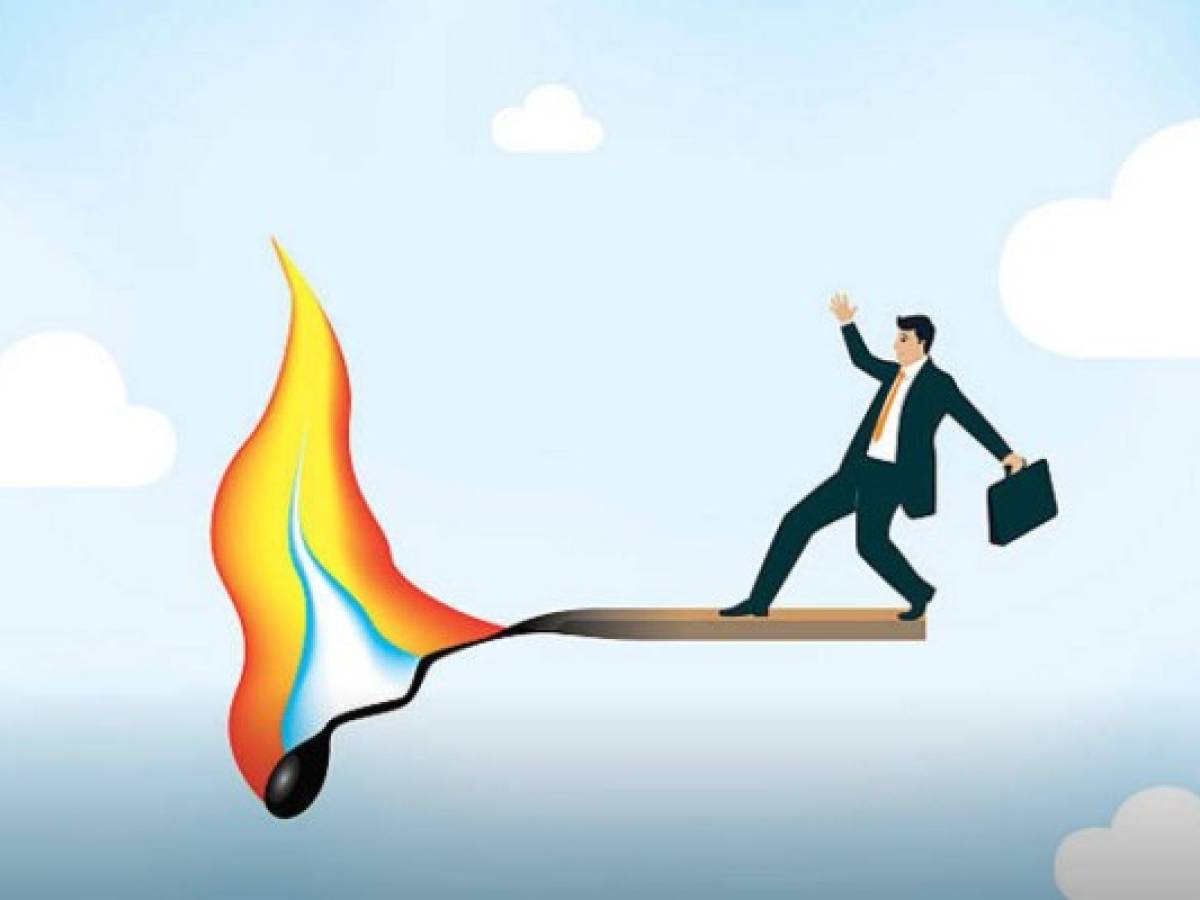 6 riesgos que podrían 'quemarte' en el trabajo