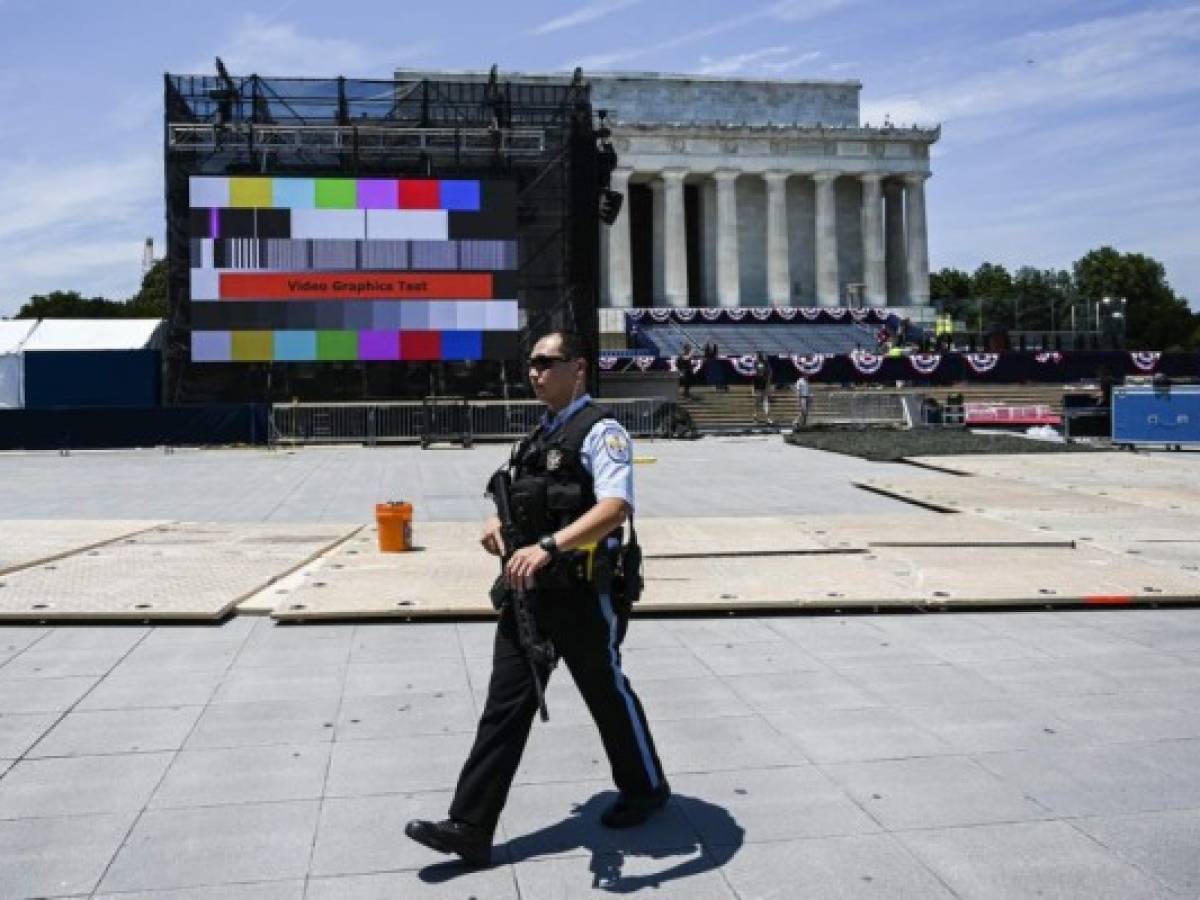 The Blue Angels (six F-18s) fly overhead as people gather on the National Mall during the 'Salute to America' Fourth of July event with US President Donald Trump at the Lincoln Memorial in Washington, DC, July 4, 2019. (Photo by ANDREW CABALLERO-REYNOLDS / AFP) The Blue Angels (six F-18s) fly overhead as people gather on the National Mall during the 'Salute to America' Fourth of July event with US President Donald Trump at the Lincoln Memorial in Washington, DC, July 4, 2019. (Photo by ANDREW CABALLERO-REYNOLDS / AFP)