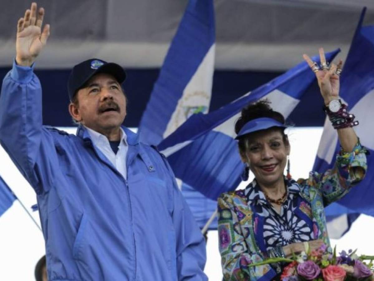 El 19 de julio de 1979 Daniel Ortega era un héroe al frente de la insurrección que derrocó la dictadura de Anastasio Somoza, pero 39 años después gobierna Nicaragua junto a su esposa, Rosario Murillo, aferrado al poder en medio de protestas que reclaman su salida. Él es un exguerrillero de 72 años, admirador del Che Guevara; ella, una poetisa excéntrica de 67 años ataviada de pulseras y pañuelos, que ejerce el poder detrás del trono, desde su cargo de vicepresidenta.