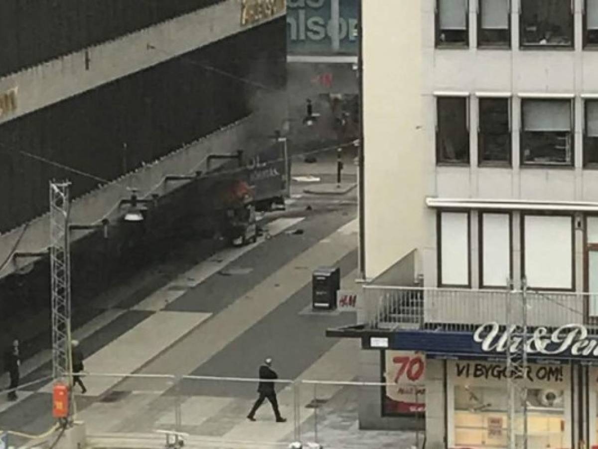 Un camión se lanza contra la multitud en Suecia