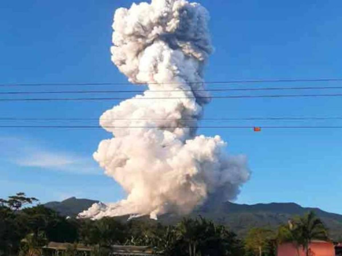 Erupción de volcán en Costa Rica genera columna de humo de 2 km de altura