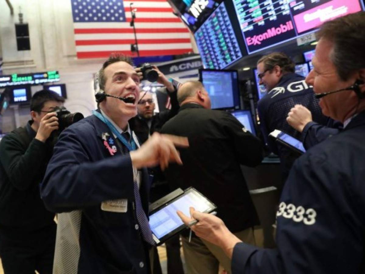 Después de sacudir las bolsas mundiales, Wall Street se recupera