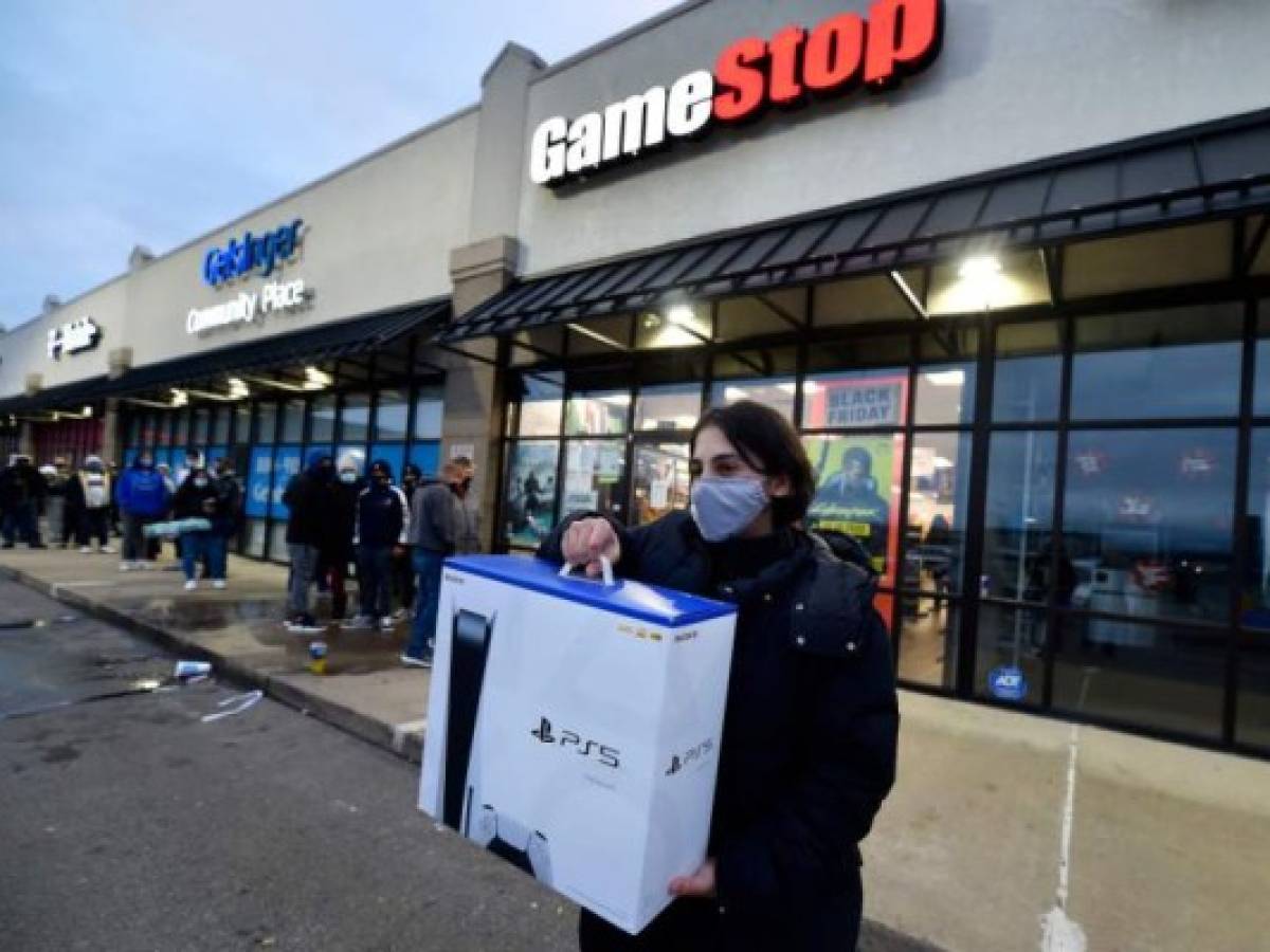 WILKES-BARRE, UNITED STATES - 2020/11/27: A man wearing a face masks leaves Game Stop with the new Play Station 5 gaming console on Black Friday. (Photo by Aimee Dilger/SOPA Images/LightRocket via Getty Images)