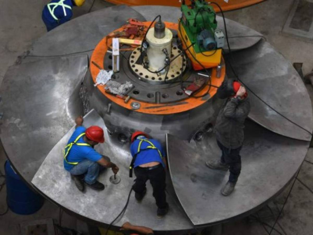 La construcción de Patuca III está avanzada. Los obreros ya trabajan en la instalación de turbinas de la central hidroeléctrica.