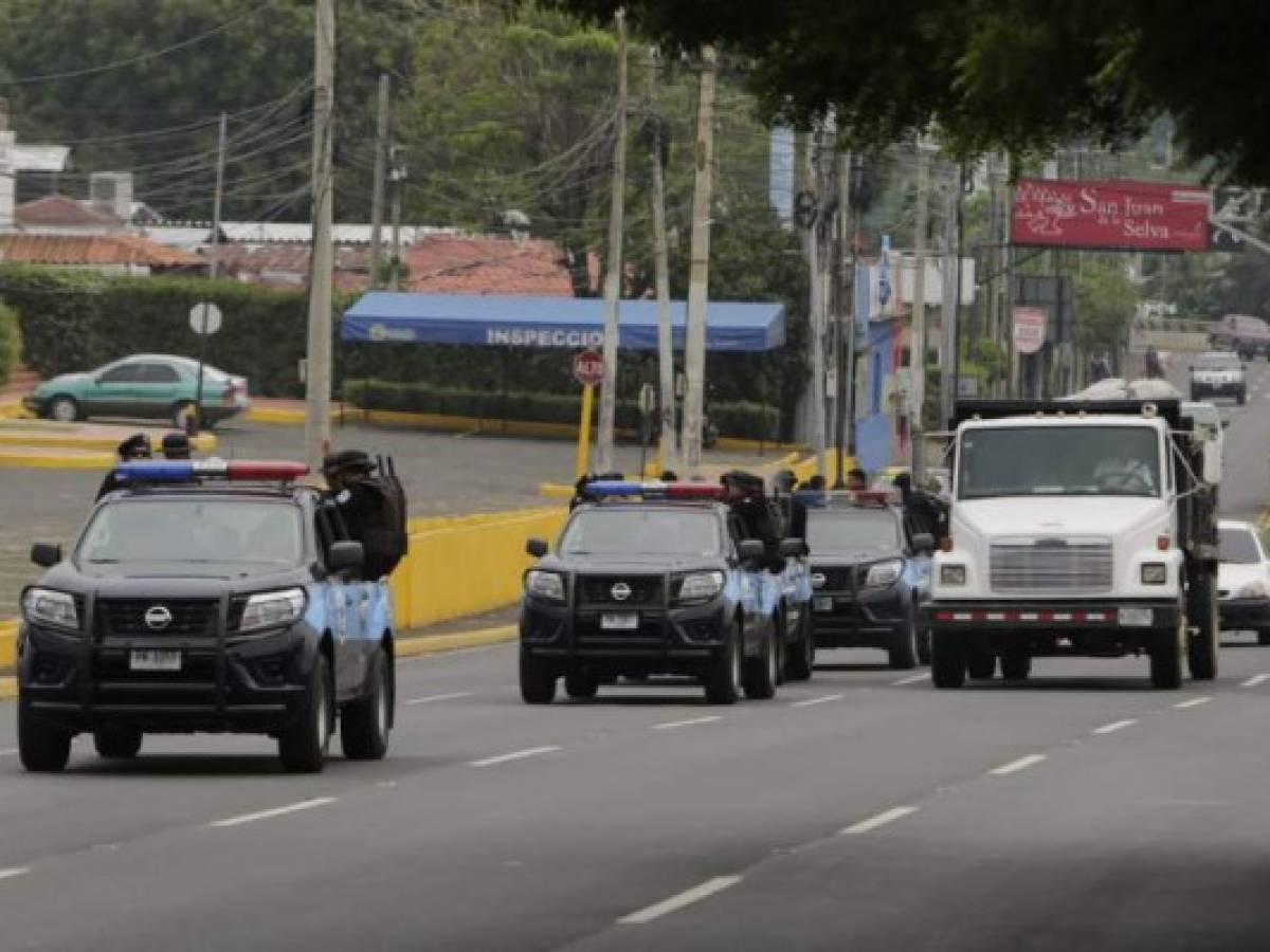 Police patrol a street of Managua on May 23, 2019 during a national strike called by the opposition Civic Alliance. - Nicaragua's opposition called a 24-hour general strike to increase pressure on the government of President Daniel Ortega to release prisoners as agreed in peace talks between the two sides. (Photo by INTI OCON / AFP)