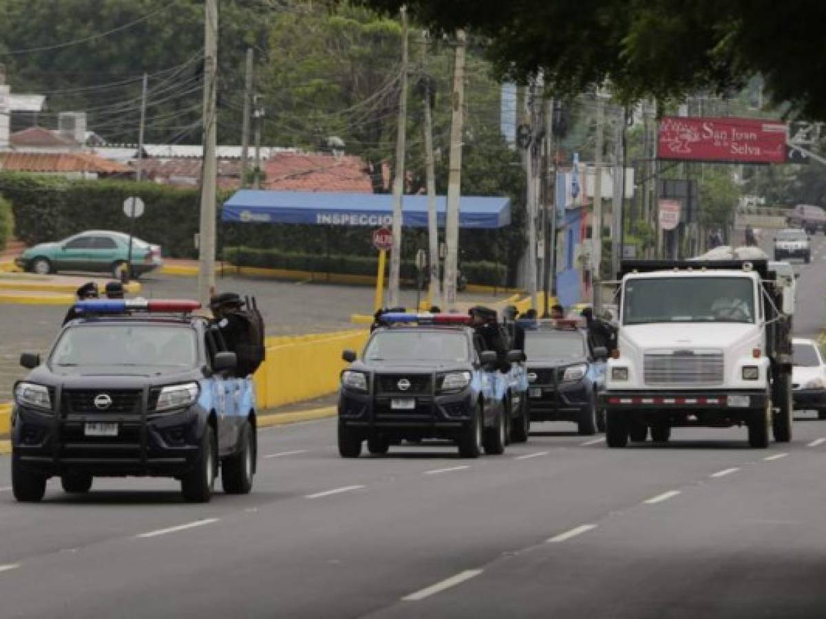 Police patrol a street of Managua on May 23, 2019 during a national strike called by the opposition Civic Alliance. - Nicaragua's opposition called a 24-hour general strike to increase pressure on the government of President Daniel Ortega to release prisoners as agreed in peace talks between the two sides. (Photo by INTI OCON / AFP) Police patrol a street of Managua on May 23, 2019 during a national strike called by the opposition Civic Alliance. - Nicaragua's opposition called a 24-hour general strike to increase pressure on the government of President Daniel Ortega to release prisoners as agreed in peace talks between the two sides. (Photo by INTI OCON / AFP)