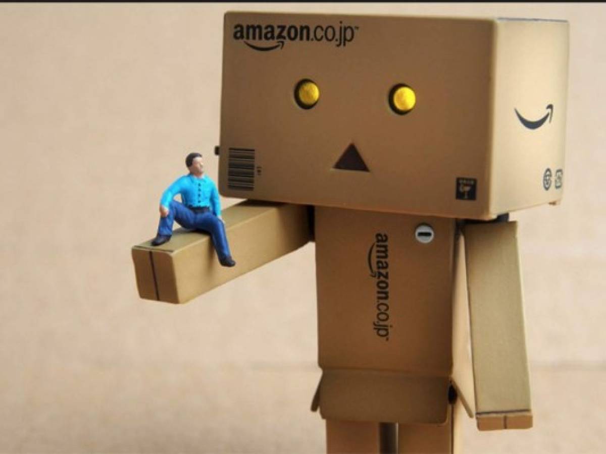 El CEO de Amazon, Jeff Bezos, afirma que los robots no reemplazarán a los humanos