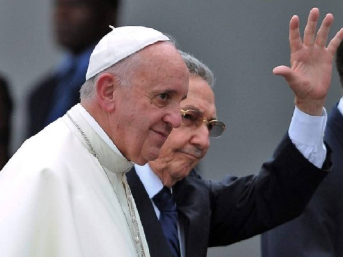 El papa llega a Cuba, no tiene reunión prevista con disidentes